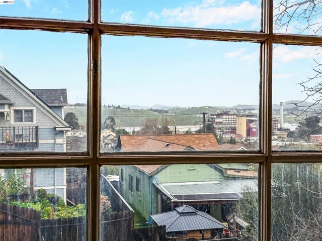 1033 2nd Ave, Crockett, CA 94525