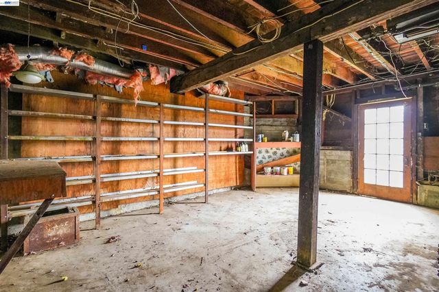 1033 2nd Ave, Crockett, CA 94525