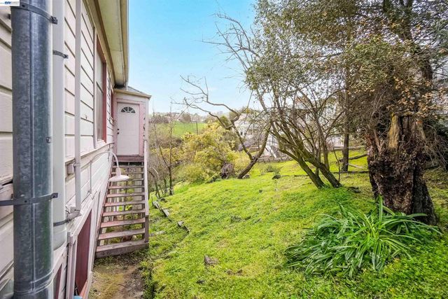 1033 2nd Ave, Crockett, CA 94525