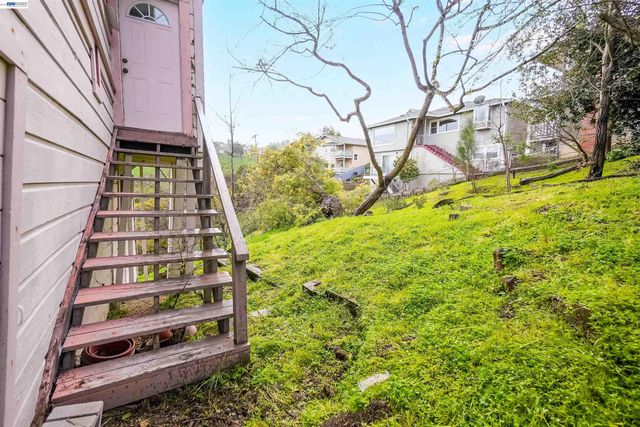 1033 2nd Ave, Crockett, CA 94525