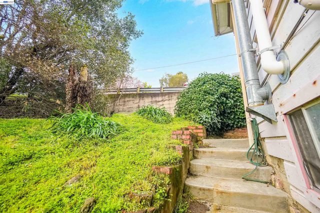 1033 2nd Ave, Crockett, CA 94525