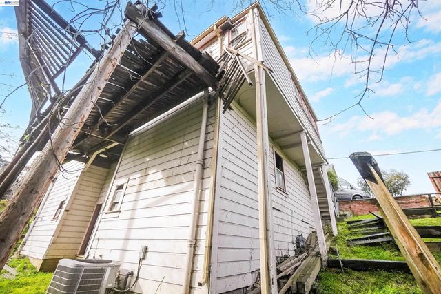 1033 2nd Ave, Crockett, CA 94525