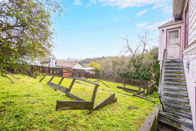 1033 2nd Ave, Crockett, CA 94525