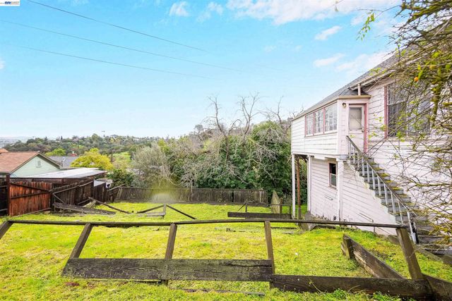 1033 2nd Ave, Crockett, CA 94525