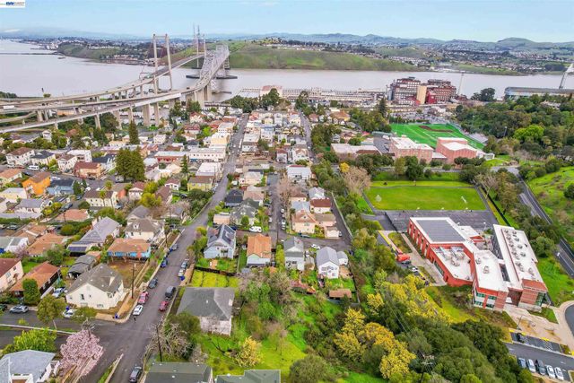 1033 2nd Ave, Crockett, CA 94525