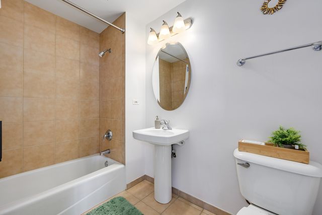 1260 W WASHINGTON Street 608, Chicago, IL 60607