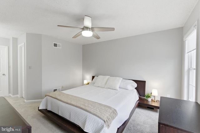 34 RENAISSANCE DR, Martinsburg, WV 25403