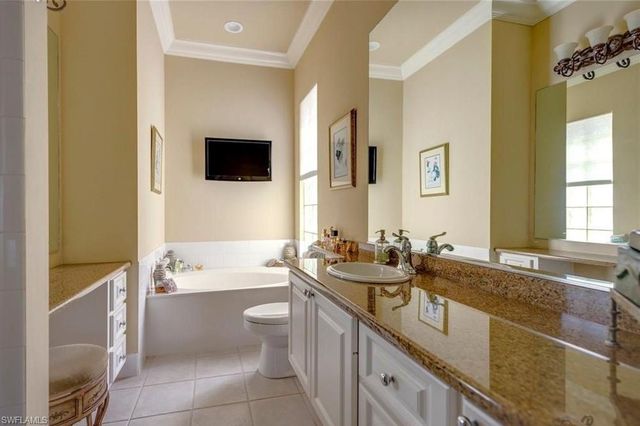 3917 Isla Ciudad CT, Naples, FL 34109
