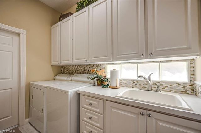 3917 Isla Ciudad CT, Naples, FL 34109
