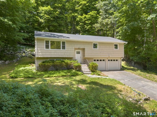 2 Oakwood Drive, New Fairfield, CT 06812