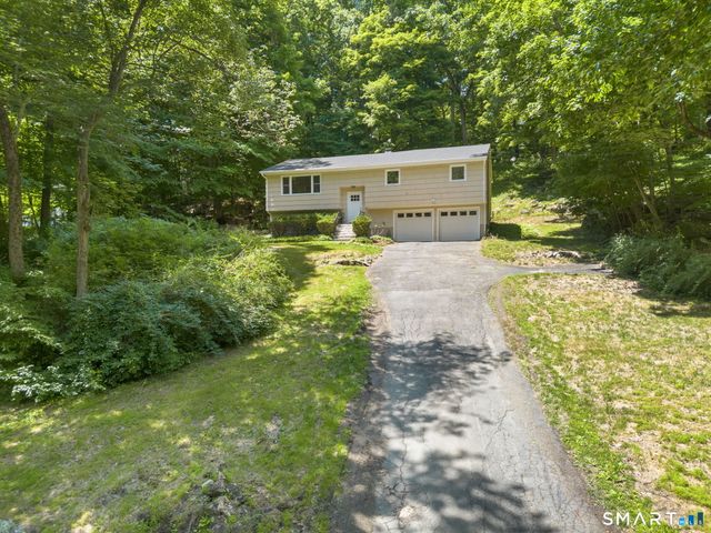 2 Oakwood Drive, New Fairfield, CT 06812