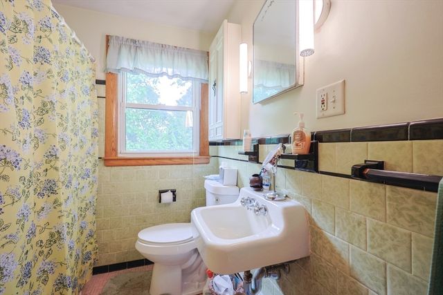 23 Thayer St, Leominster, MA 01453
