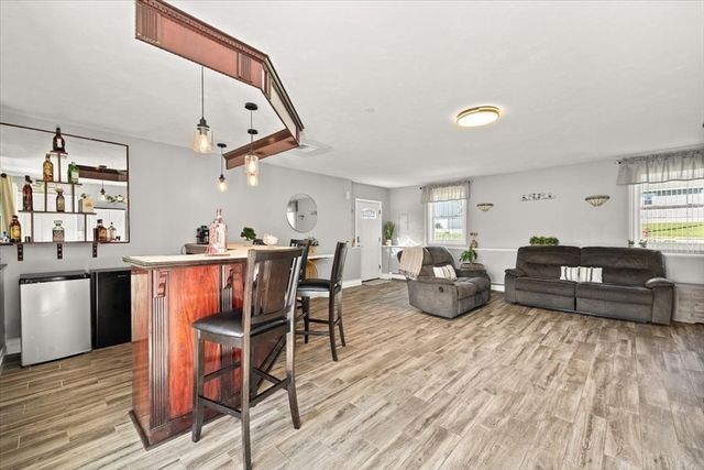 82 Gifford Ave, Dartmouth, MA 02747