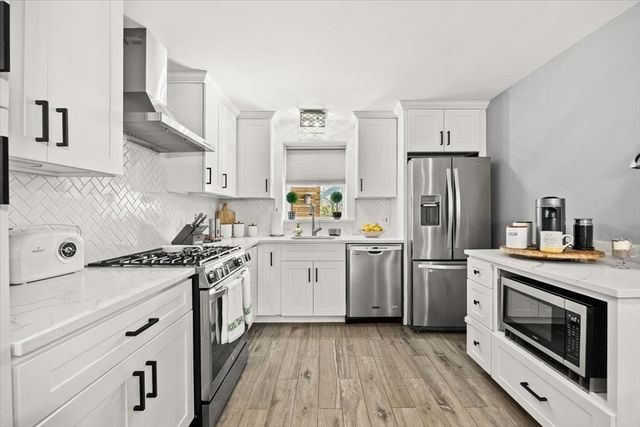 82 Gifford Ave, Dartmouth, MA 02747