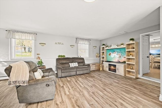 82 Gifford Ave, Dartmouth, MA 02747
