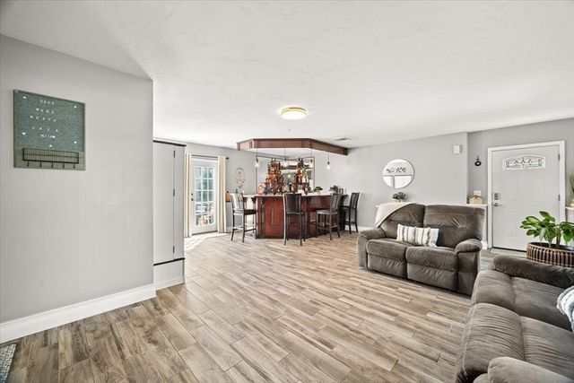 82 Gifford Ave, Dartmouth, MA 02747
