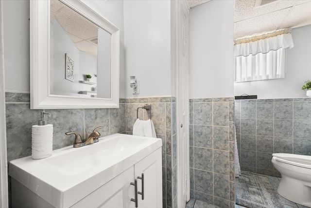 82 Gifford Ave, Dartmouth, MA 02747