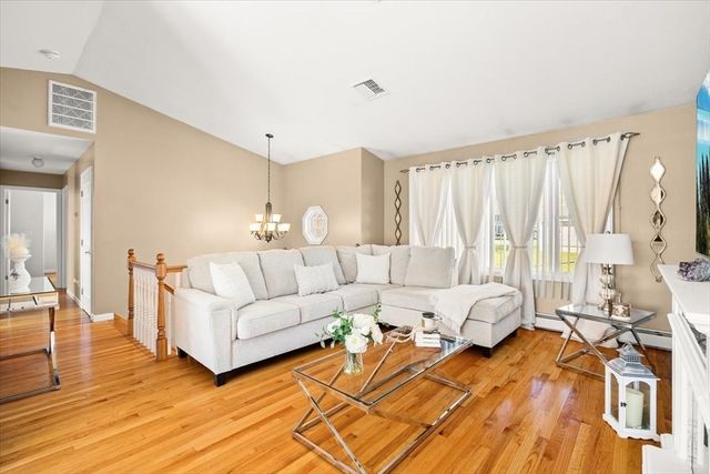 82 Gifford Ave, Dartmouth, MA 02747