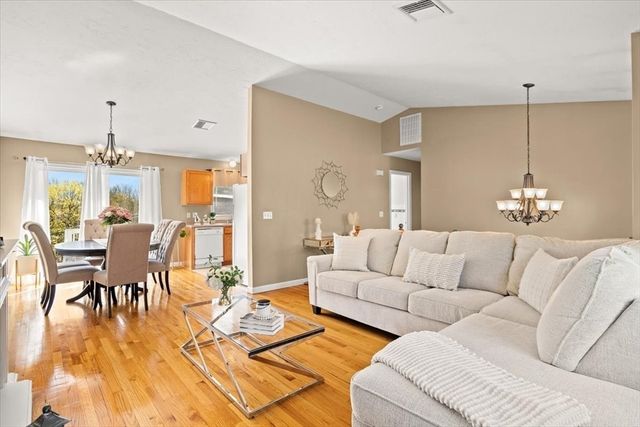82 Gifford Ave, Dartmouth, MA 02747