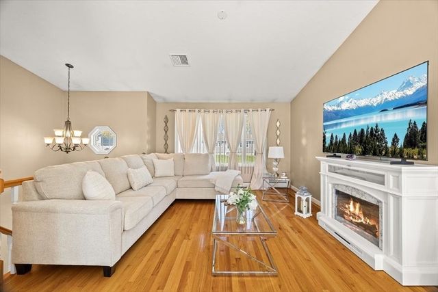 82 Gifford Ave, Dartmouth, MA 02747