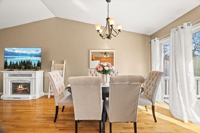 82 Gifford Ave, Dartmouth, MA 02747