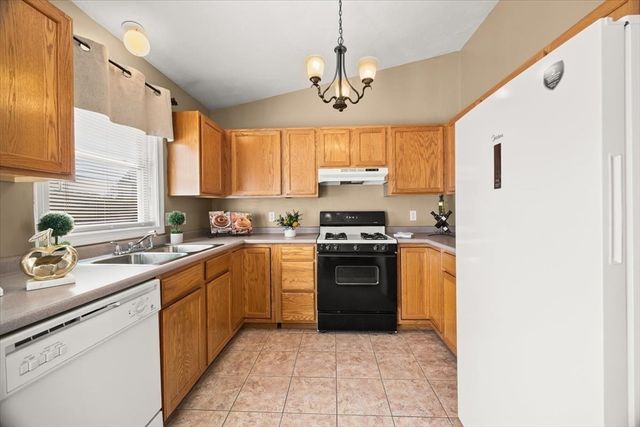 82 Gifford Ave, Dartmouth, MA 02747