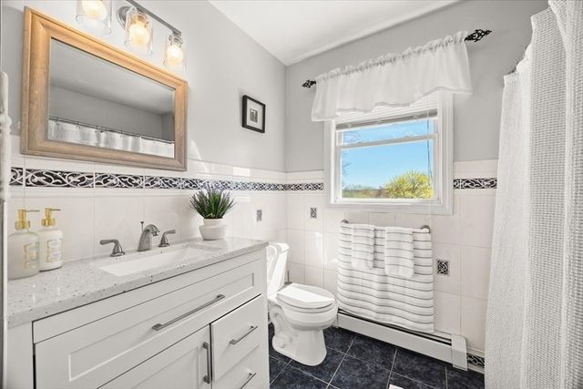 82 Gifford Ave, Dartmouth, MA 02747