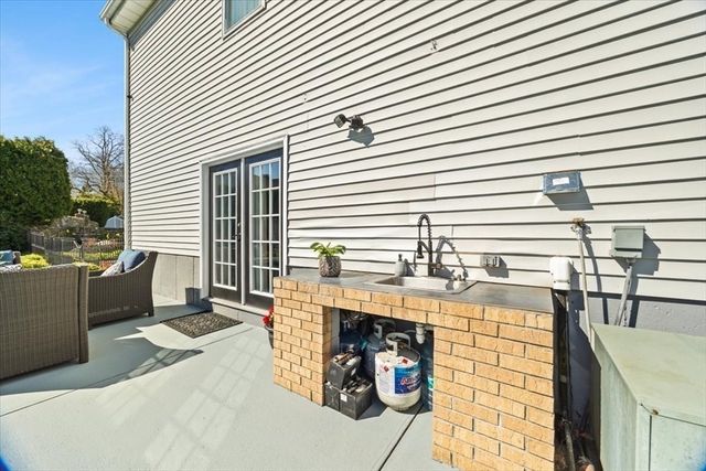 82 Gifford Ave, Dartmouth, MA 02747