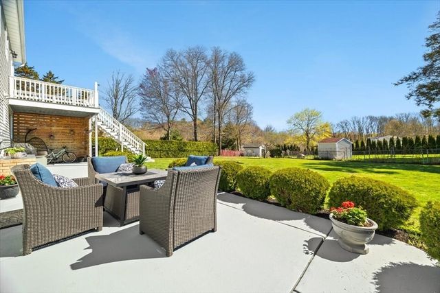 82 Gifford Ave, Dartmouth, MA 02747