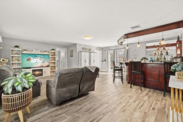 82 Gifford Ave, Dartmouth, MA 02747