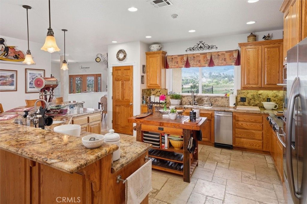 Image 14 of property listing at 9115 Elizabeth Lake, Leona Valley, CA 93551