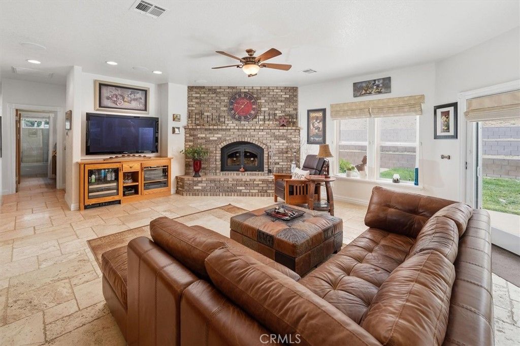 Image 16 of property listing at 9115 Elizabeth Lake, Leona Valley, CA 93551