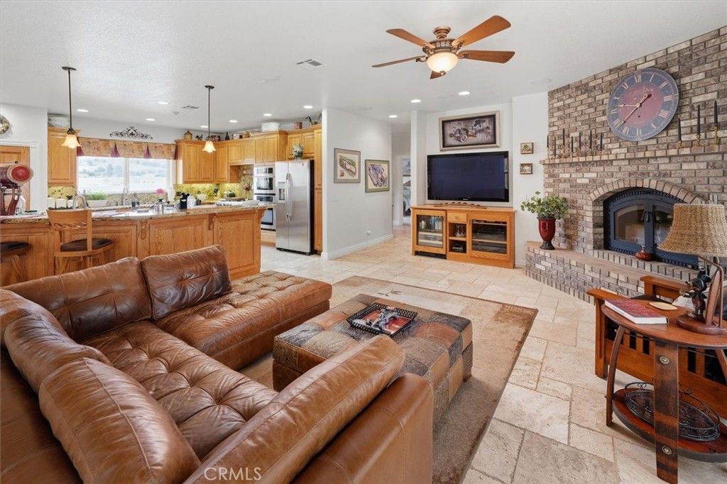 Image 17 of property listing at 9115 Elizabeth Lake, Leona Valley, CA 93551