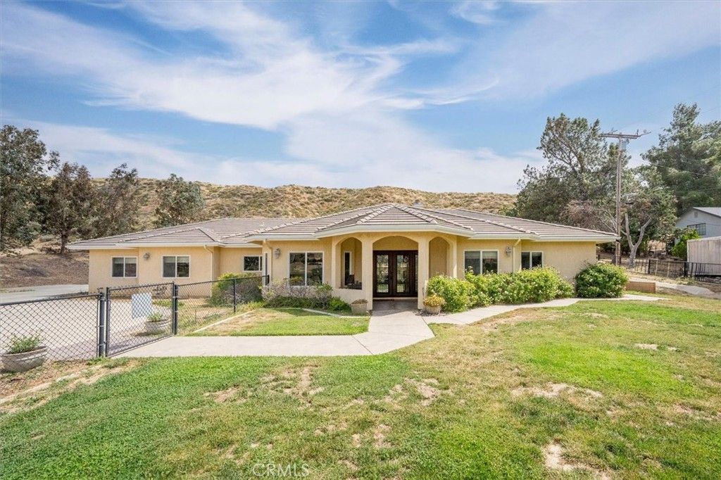 Image 2 of property listing at 9115 Elizabeth Lake, Leona Valley, CA 93551