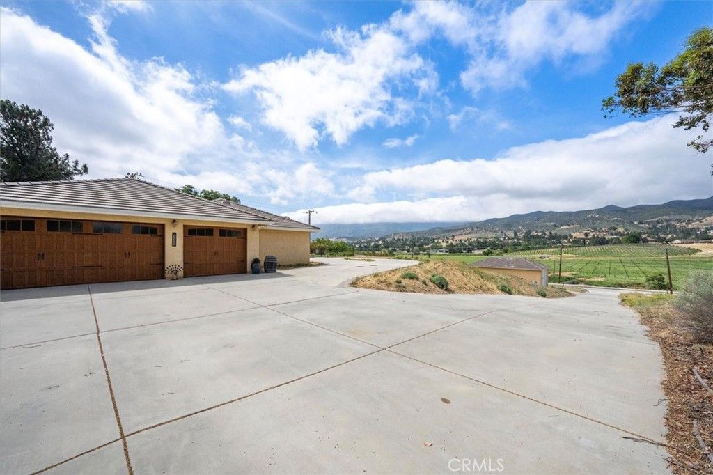 Image 22 of property listing at 9115 Elizabeth Lake, Leona Valley, CA 93551