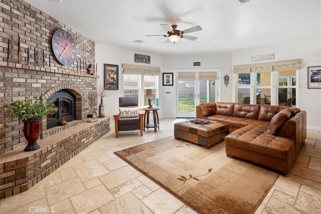 Image 9 of property listing at 9115 Elizabeth Lake, Leona Valley, CA 93551