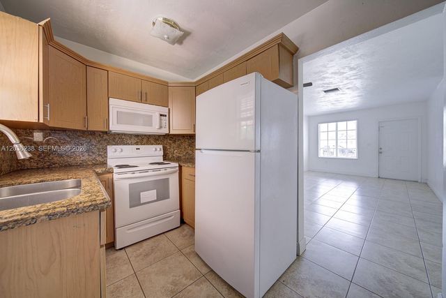 11250 SW 7th St, Sweetwater, FL 33174