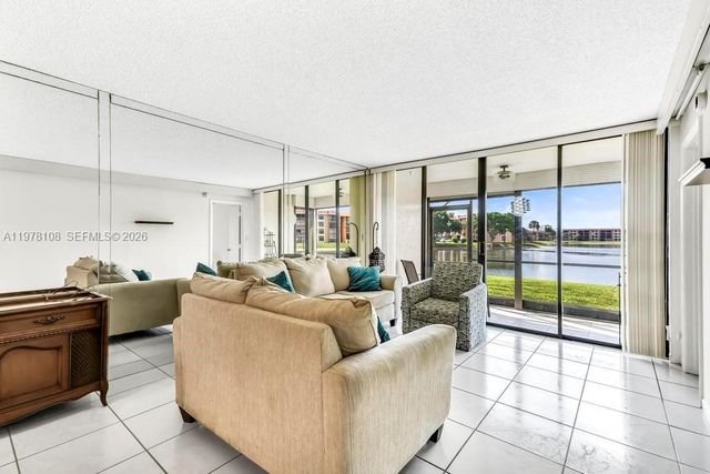 5802 Coral Lake Dr 102, Margate, FL 33063