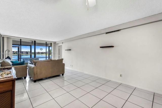 5802 Coral Lake Dr 102, Margate, FL 33063