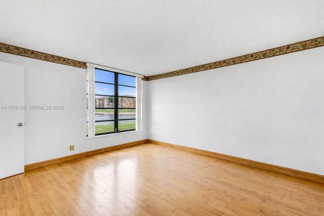 5802 Coral Lake Dr 102, Margate, FL 33063