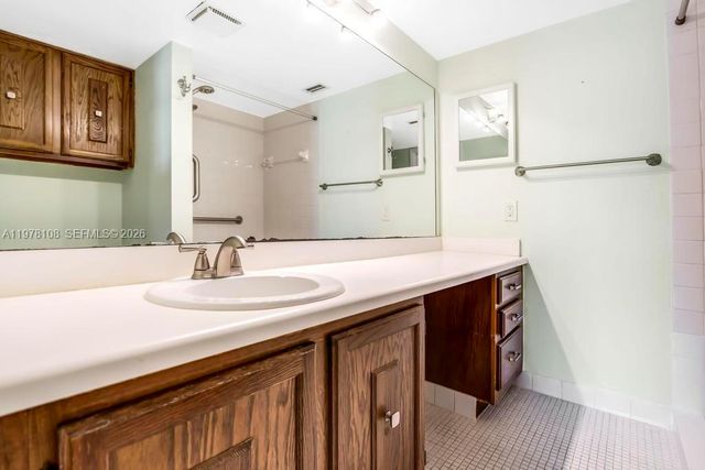 5802 Coral Lake Dr 102, Margate, FL 33063