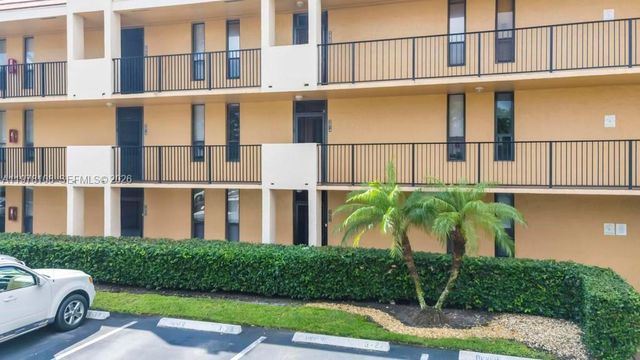 5802 Coral Lake Dr 102, Margate, FL 33063