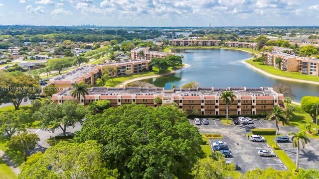 5802 Coral Lake Dr 102, Margate, FL 33063