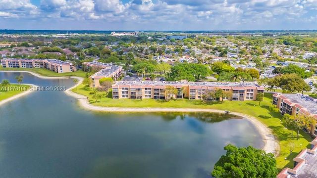 5802 Coral Lake Dr 102, Margate, FL 33063