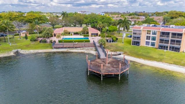 5802 Coral Lake Dr 102, Margate, FL 33063