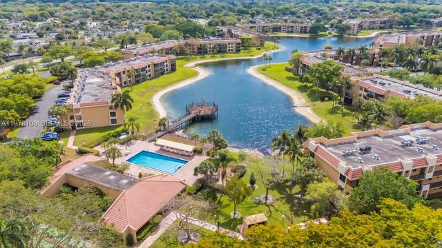 5802 Coral Lake Dr 102, Margate, FL 33063