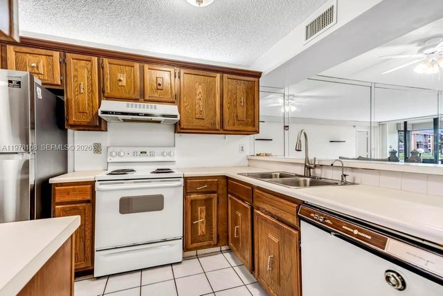 5802 Coral Lake Dr 102, Margate, FL 33063