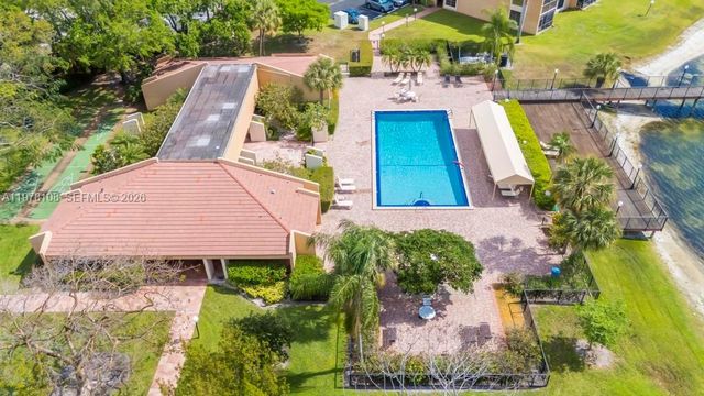 5802 Coral Lake Dr 102, Margate, FL 33063