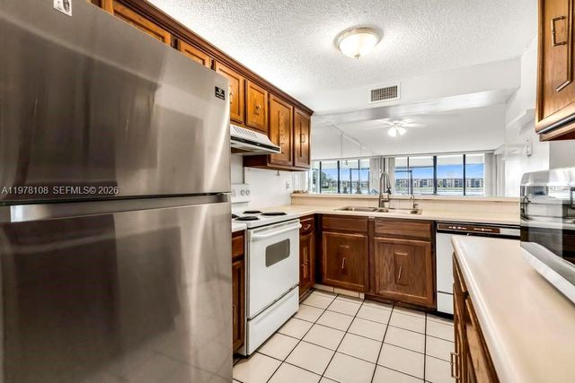 5802 Coral Lake Dr 102, Margate, FL 33063