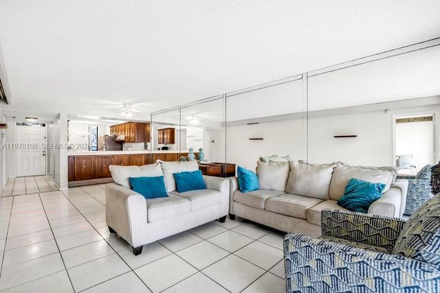 5802 Coral Lake Dr 102, Margate, FL 33063